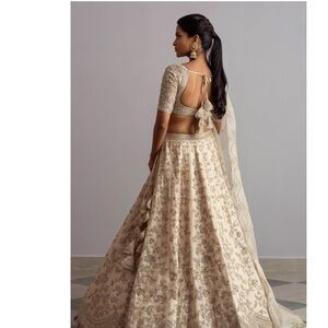 Anushree Reddy 
White Organza Square Neck Noor Bridal Lehenga Setting